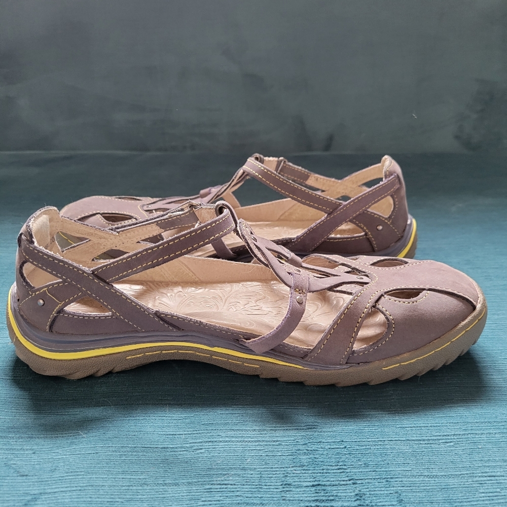 Women's size 9.5 Jambu walking shoes